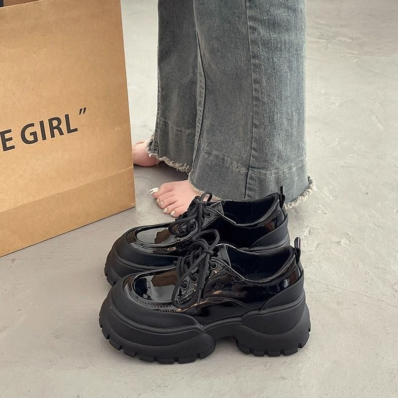 Damen Sportliche Lack Sneakers mit robuster Plateausohle und modischem Design R&B