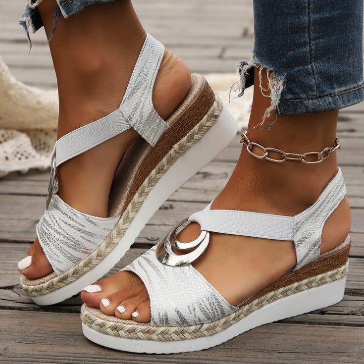 Damen Plateau-Sandalen mit stylishem Riemen und glänzenden Akzenten