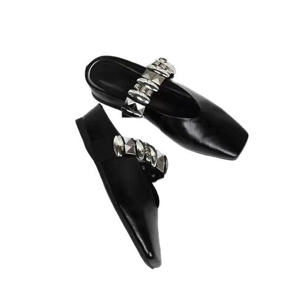 Damen Mules mit glamourösen Nieten und glänzender Oberfläche