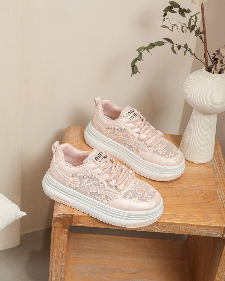 Damen Sneakers mit filigranem Blumenmotiv und gepolsterter Sohle R&B
