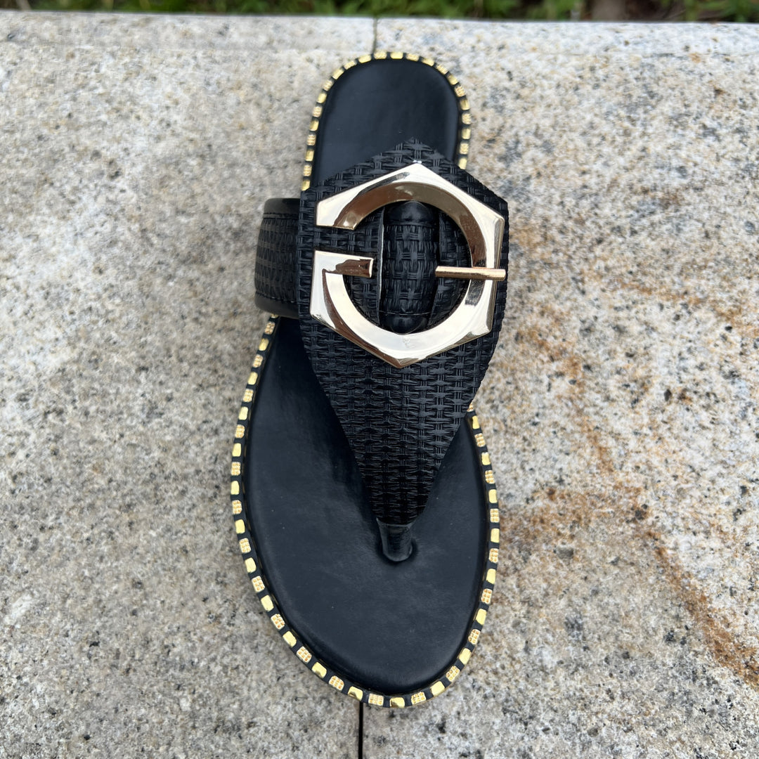 Damen modische Riemen-Sandalen mit zeitgemäßem Schmuckdetail und rutschfester Sohle R&B