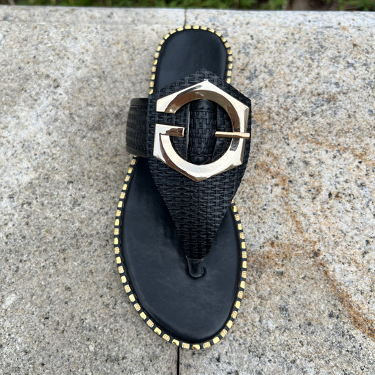 Damen modische Riemen-Sandalen mit zeitgemäßem Schmuckdetail und rutschfester Sohle R&B