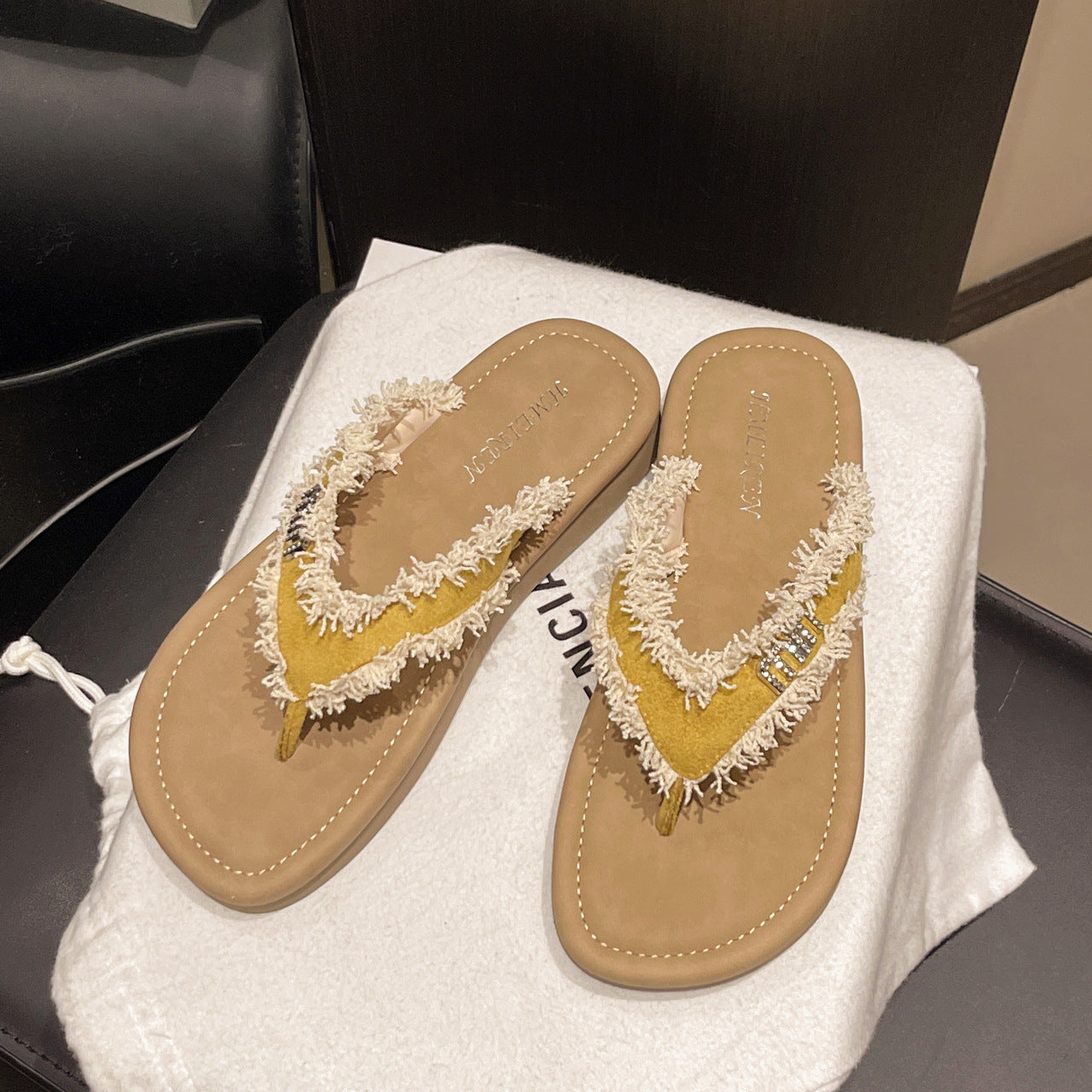 Damen Strand-Sandalen mit flauschigem Riemendesign und komfortabler Innensohle EB