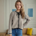 Damen kuschelige Strickjacke mit dekorativen Knopfdetails und Bindeverschluss R&B