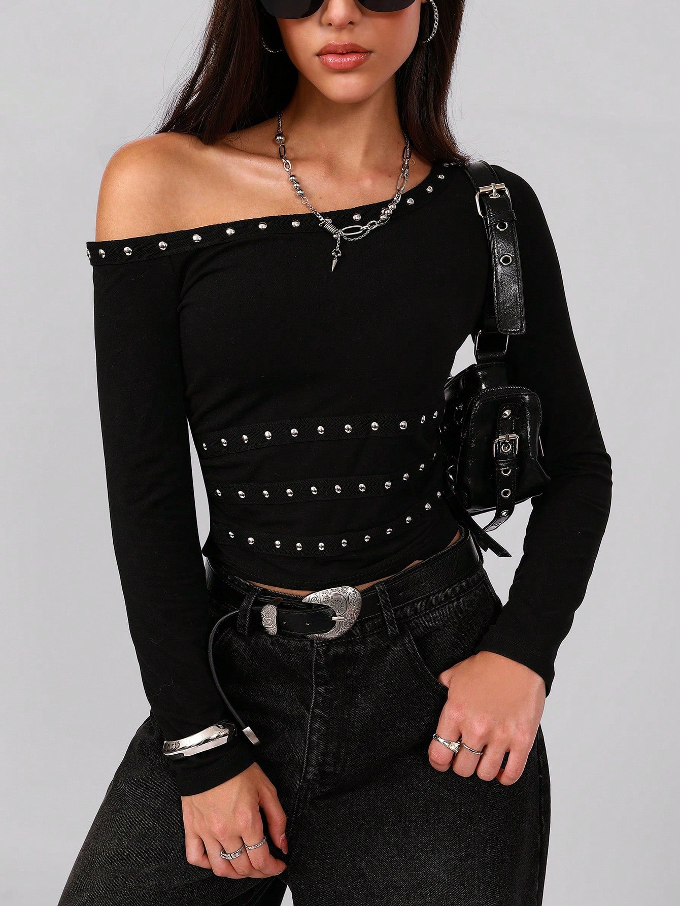 Damen nan asymmetrisches schulterfreies Langarmshirt mit Nietenbesatz und tailliertem Schnitt R&B
