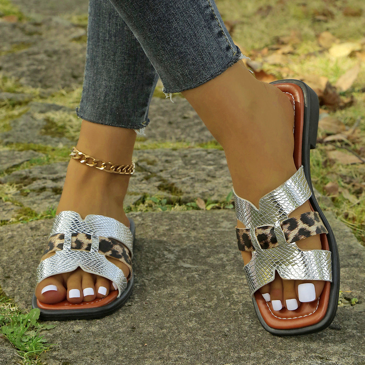 Damen Sandalen im R&Brnen Tierprint mit elegantem Metallic-Finish R&B