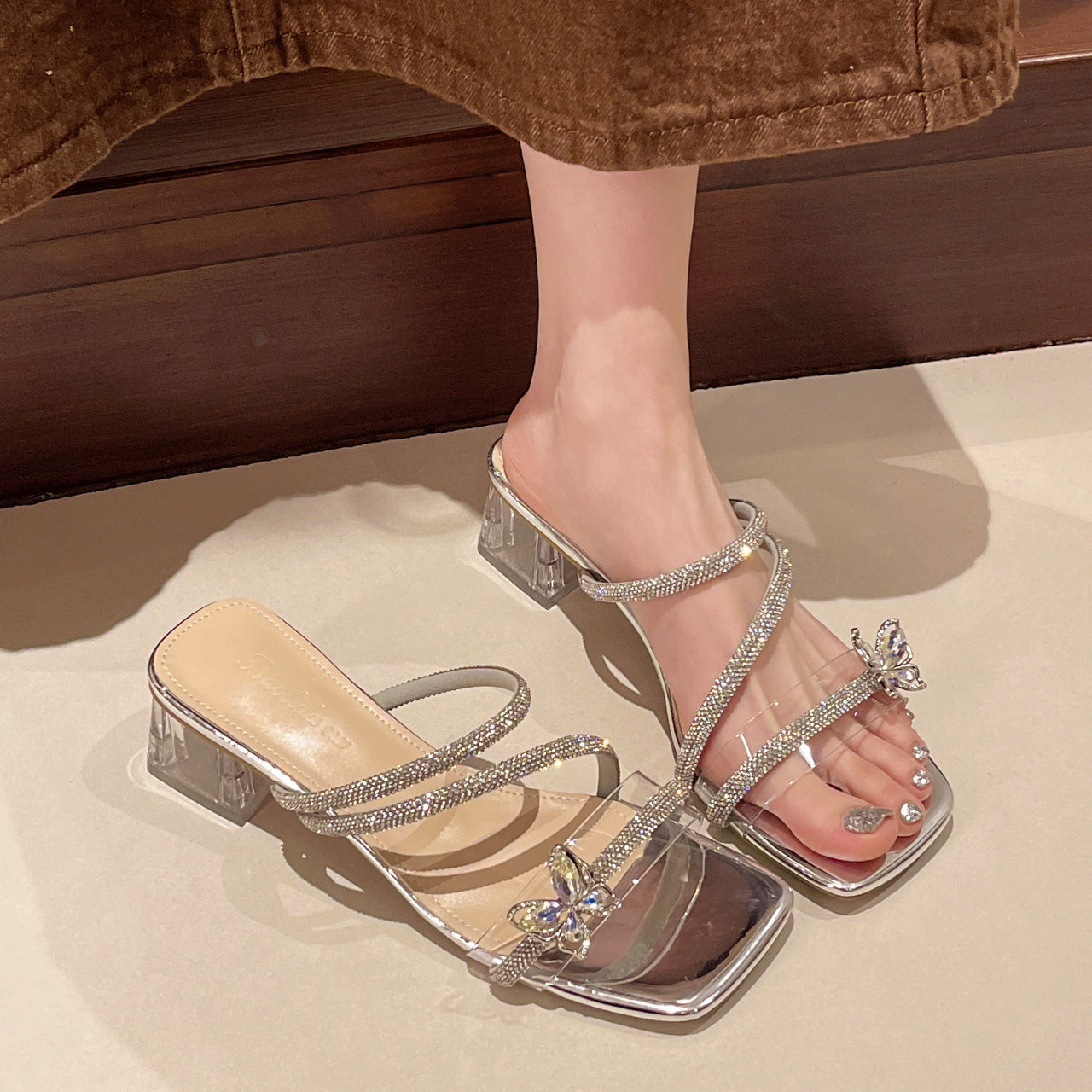 Damen elegante und glamouröse Sandalen mit funkelnden Applikationen und transparentem Blockabsatz EB