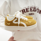 Damen Sneakers mit filigranem Schmetterlingsdesign und sportlicher Profilsohle