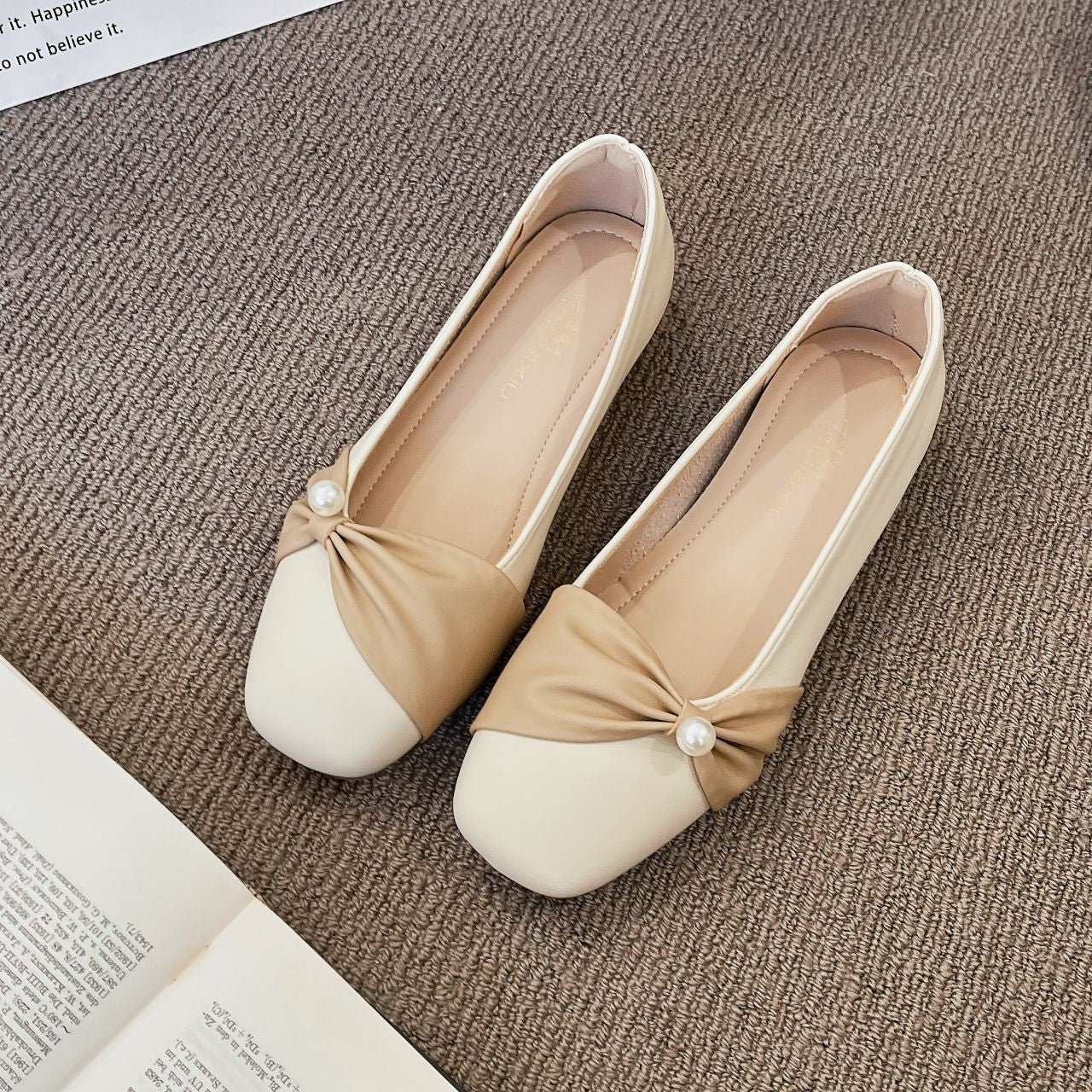 Damen elegante Ballerinas mit modischer Rüschendetail und Perlenakzent R&B