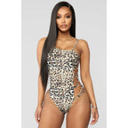 Damen Einteiler Badeanzug mit seitlichen Cut-Outs und modernem Leoprint R&B
