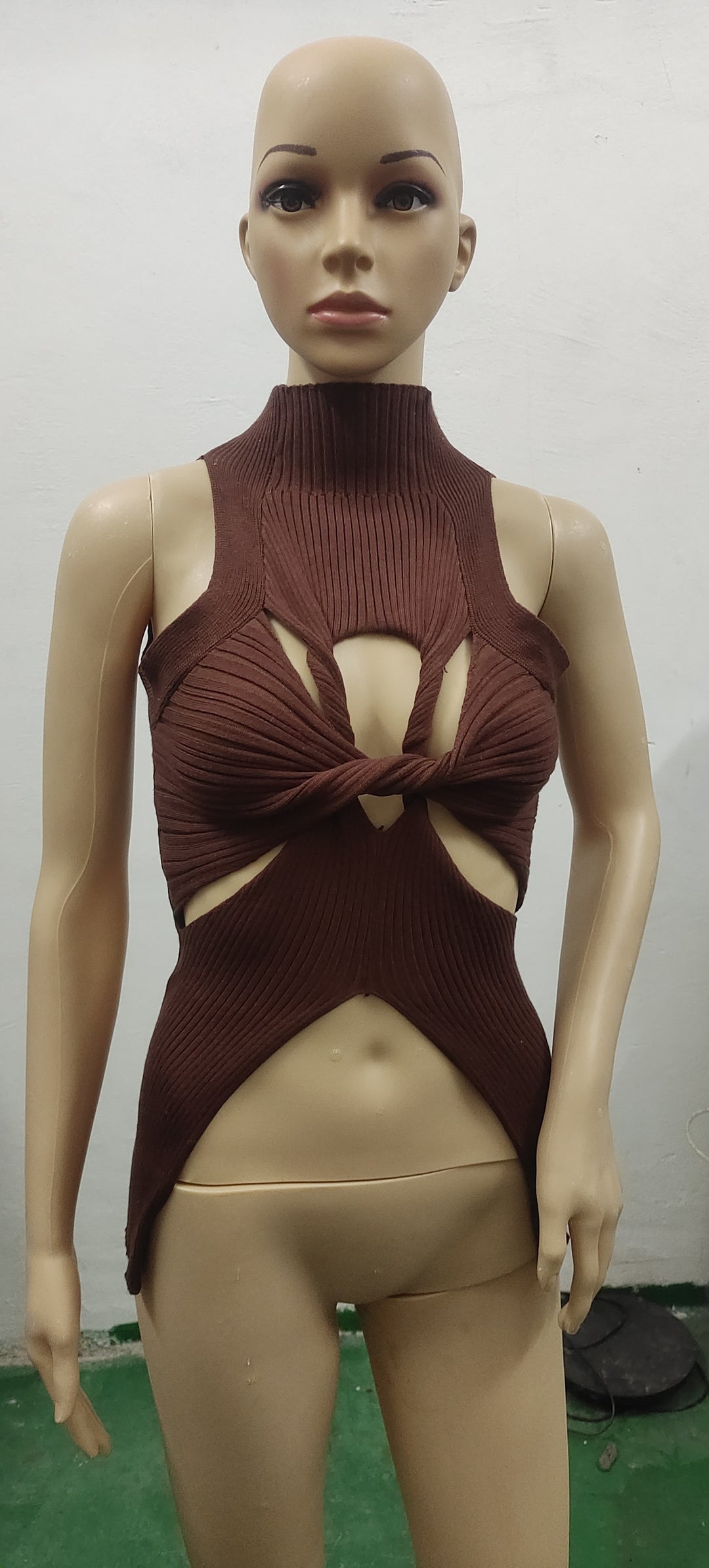 Damen figurbetontes Cut-Out Top mit hohem Kragen R&B