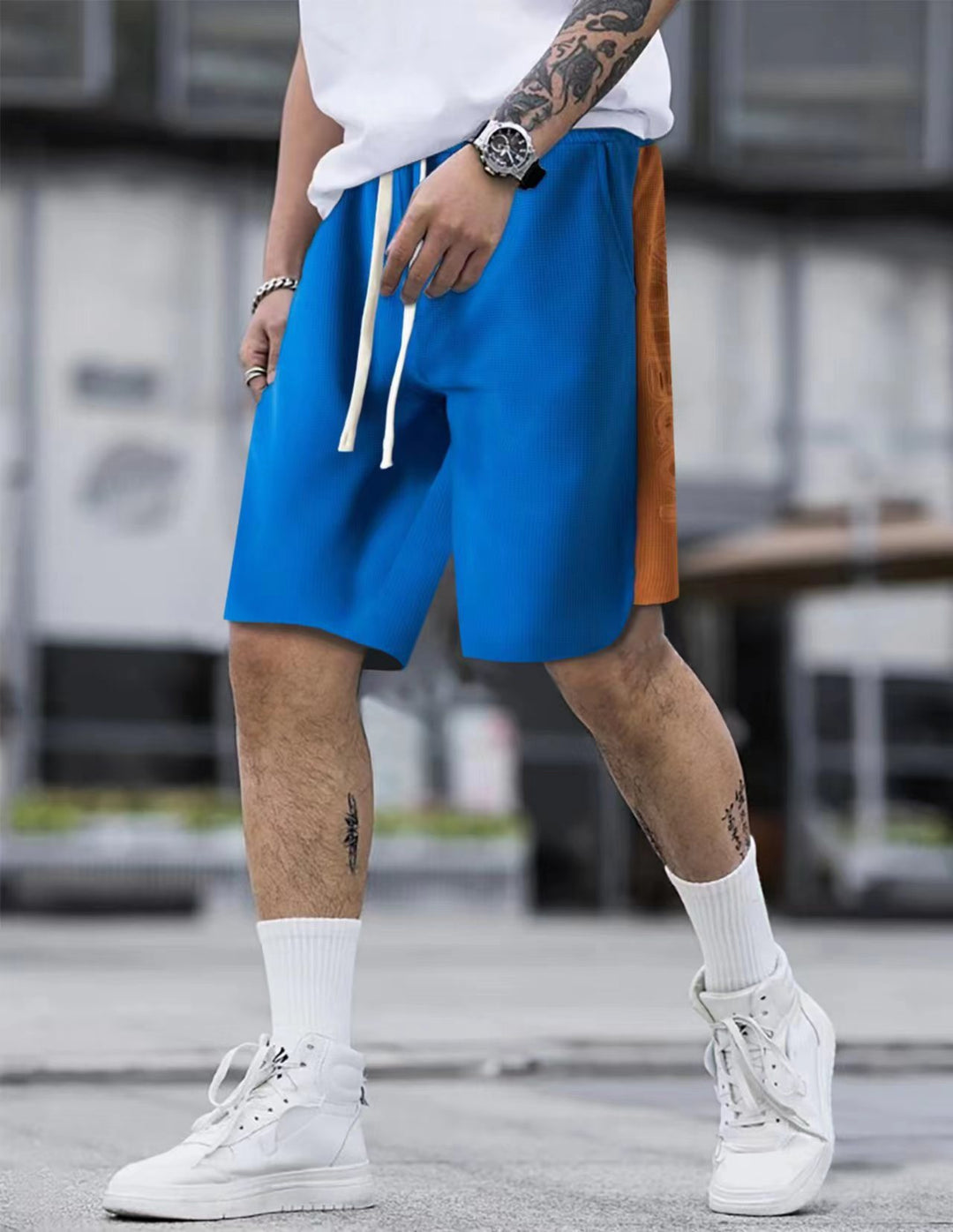 Herren stylische Freizeithose mit atmungsaktiver Struktur und seitlichen Kontraststreifen R&B