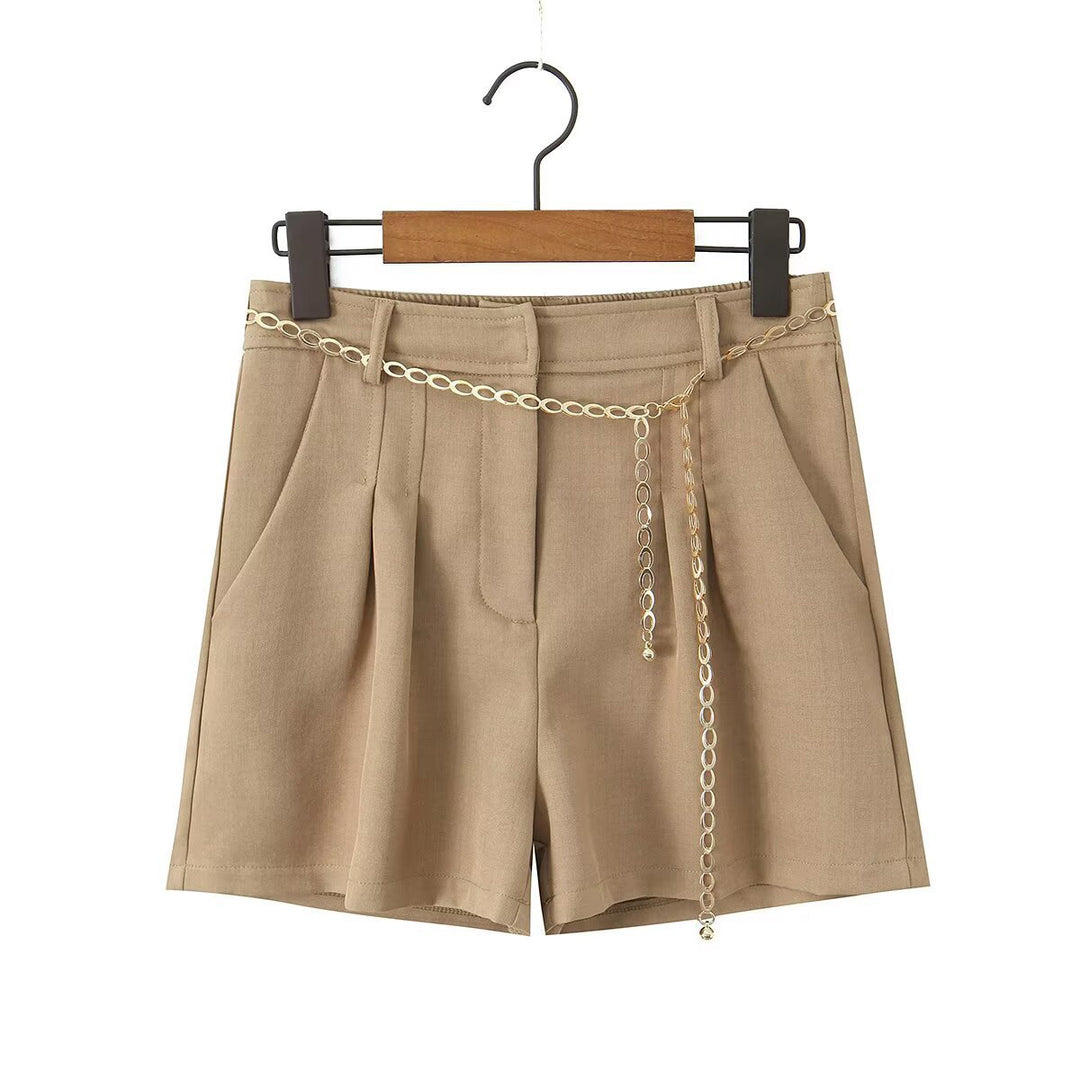 Damen elegante Shorts mit dekorativer Kette und feinen Falten R&B