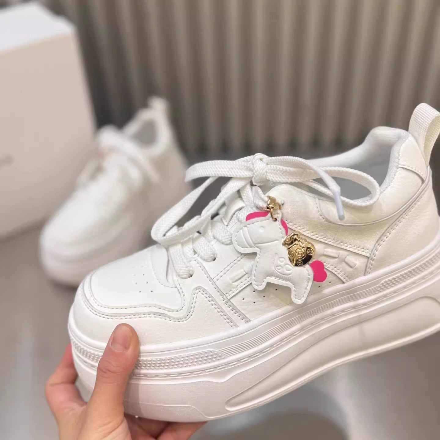 Damen modische Plateau-Sneaker mit verziertem Schnürsystem und komfortabler Dämpfung R&B