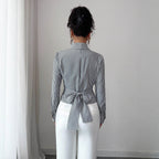 Damen nan taillierte Wickelbluse mit Reverskragen und dekorativer Metallschließe R&B