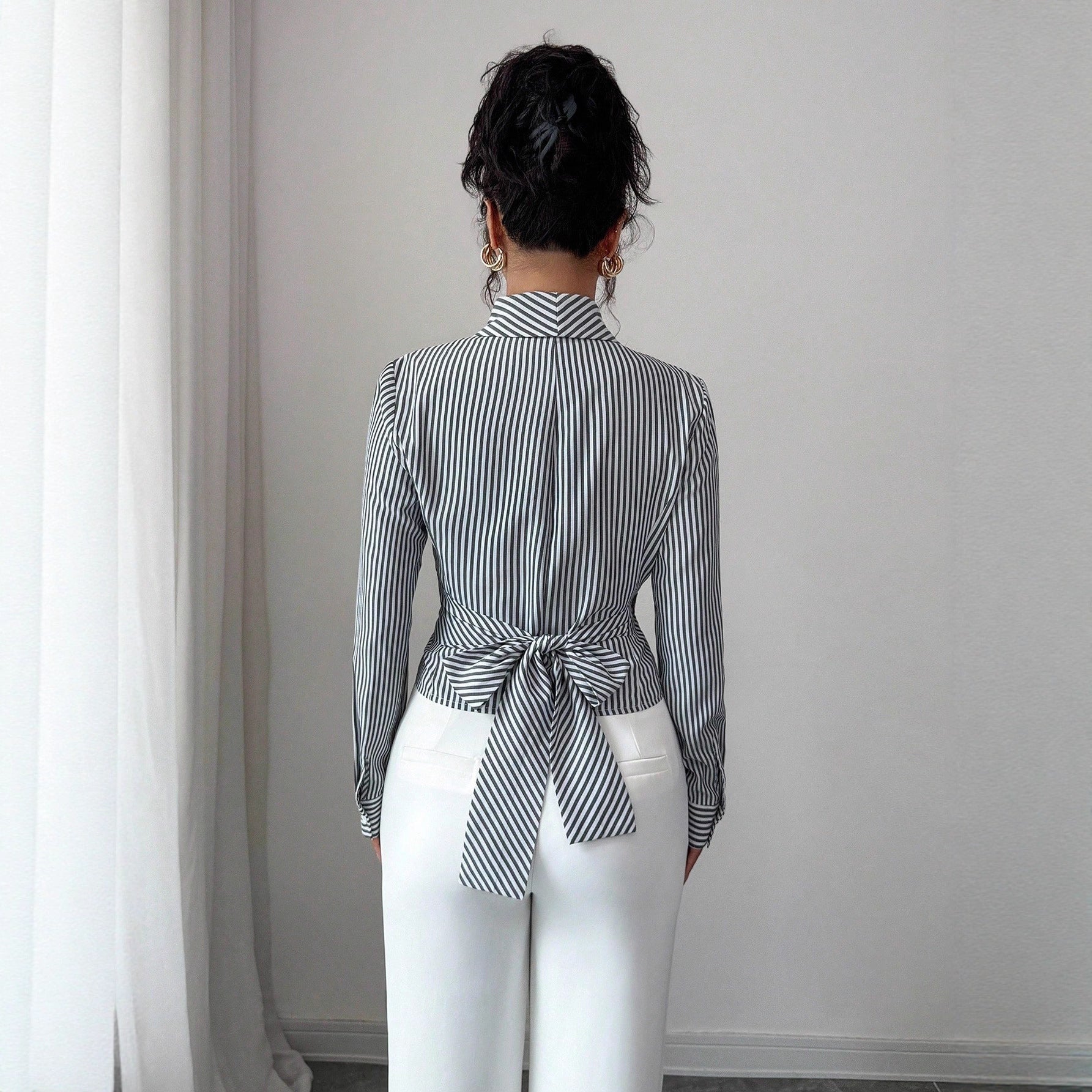 Damen nan taillierte Wickelbluse mit Reverskragen und dekorativer Metallschließe R&B