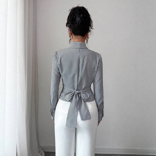 Damen nan taillierte Wickelbluse mit Reverskragen und dekorativer Metallschließe R&B