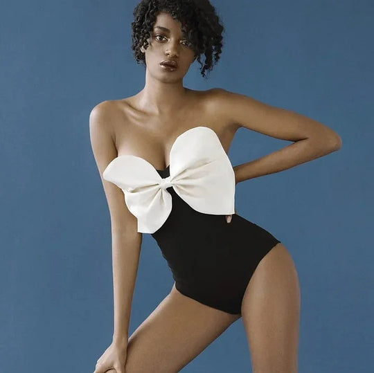 Damen Einschnitt Badeanzug mit voluminösem Schleifen-Detail und elegantem Wickelrock R&B