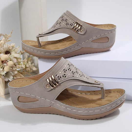 Damen Zehentrenner-Sandalen mit zierlichem Lochmuster und komfortabler Fußbettung R&B