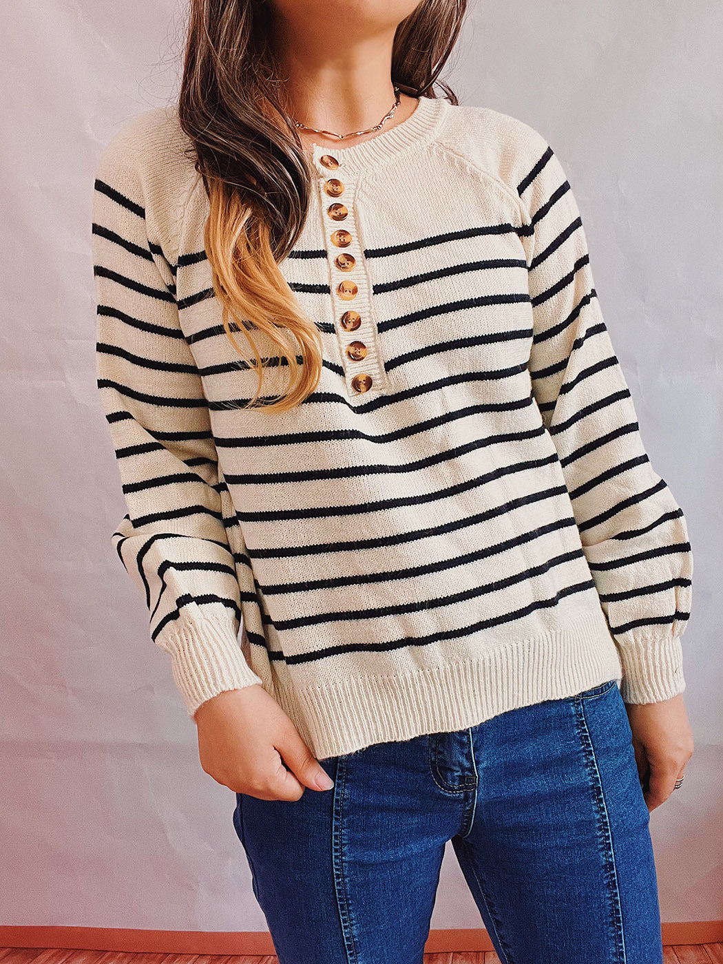Damen gestreifter Strickpullover mit Knopfdetails und lässigem Schnitt R&B