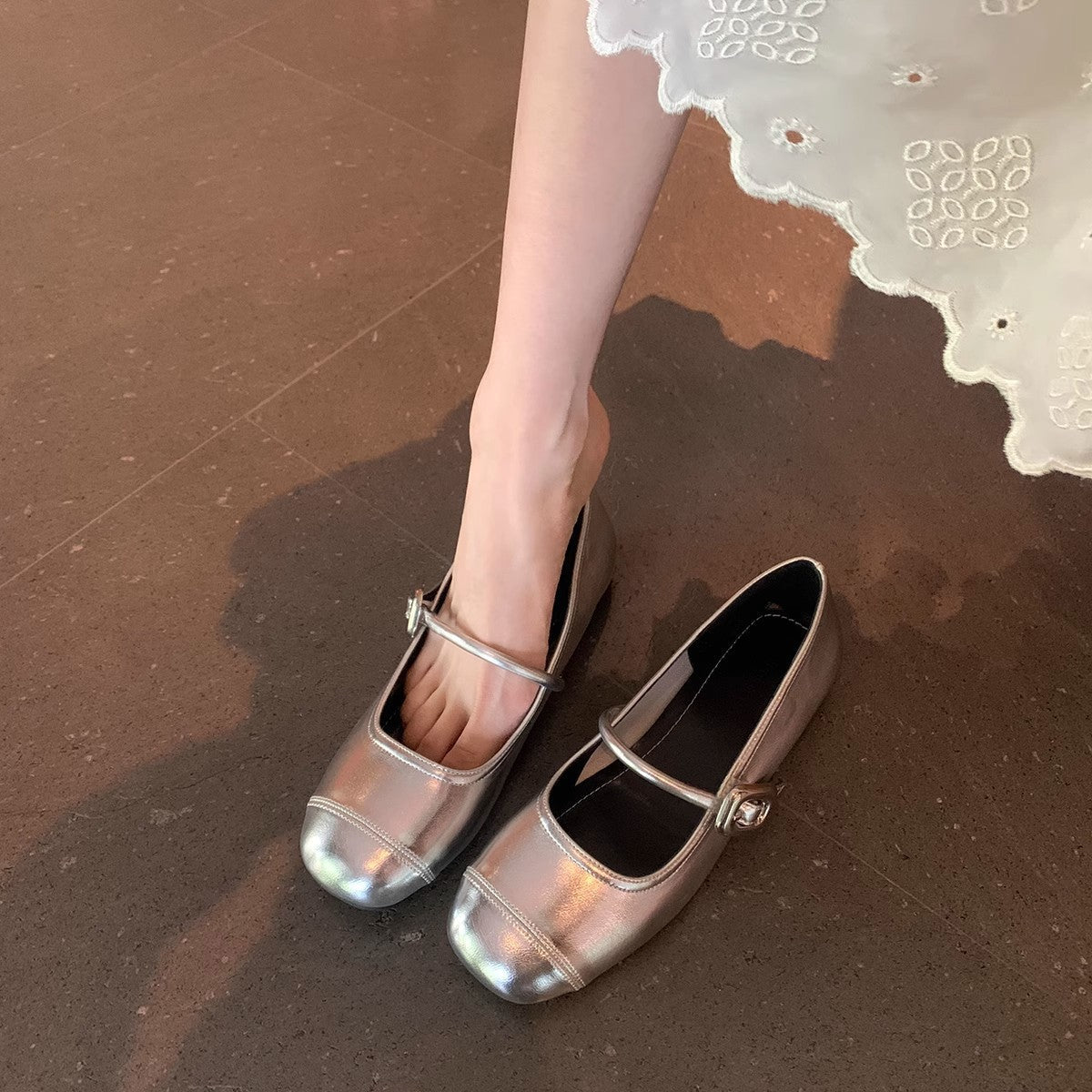 Damen Ballerinas mit dekorativem Riemchen und hochwertiger Metallakzent