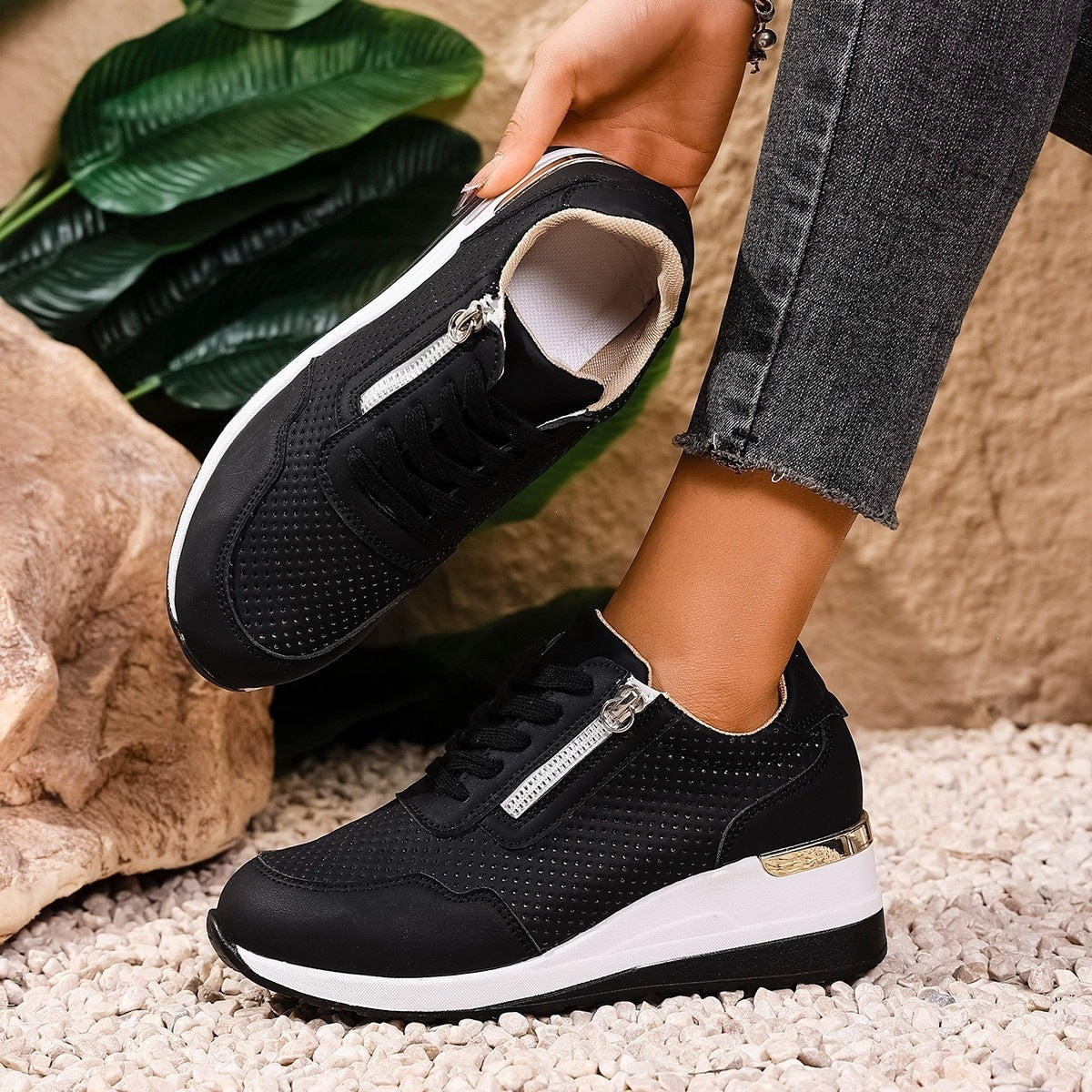 Damen Sportliche Sneakers mit Reißverschluss und perforiertem Obermaterial R&B