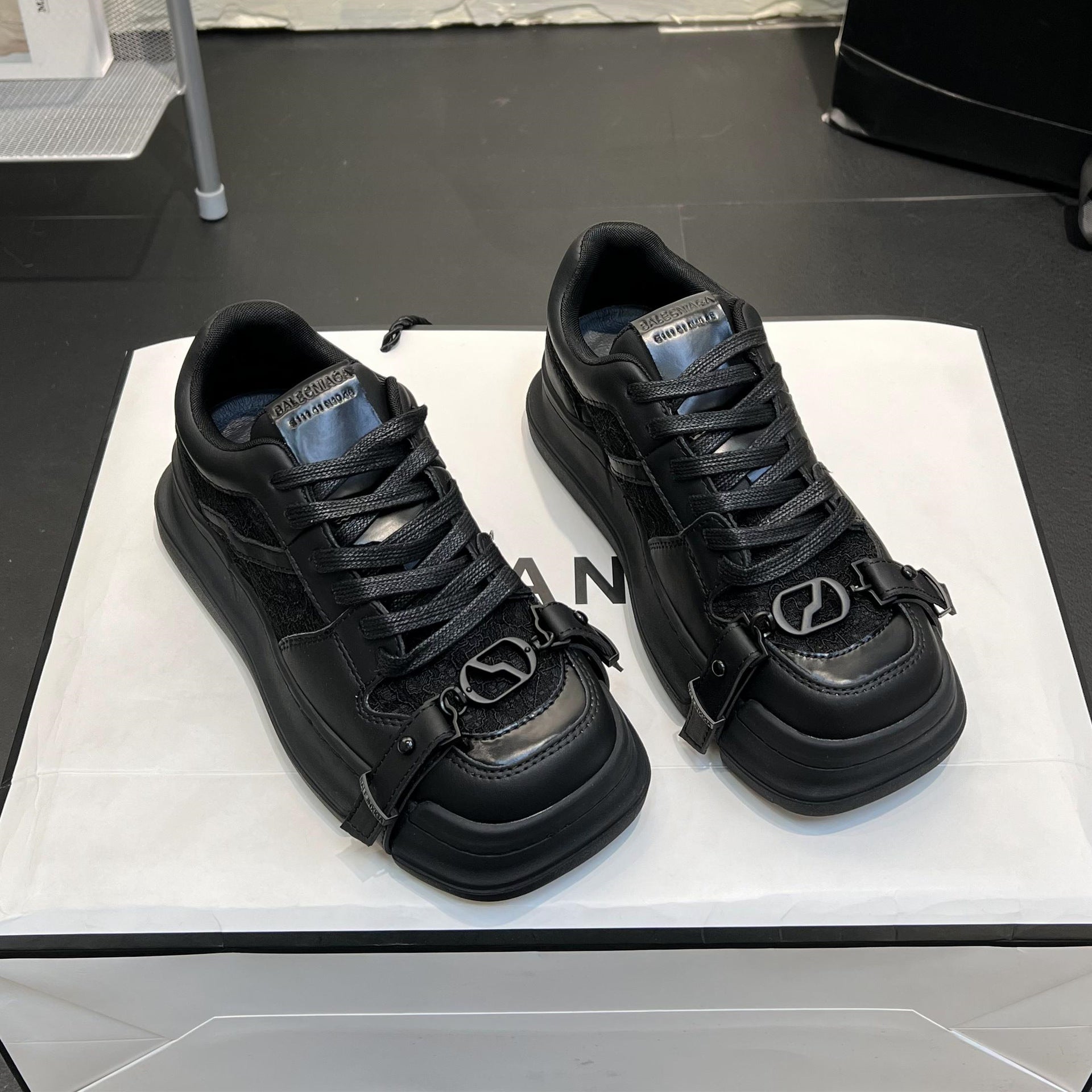 Damen modische Sneaker mit robustem Obermaterial und einzigartigem Design R&B
