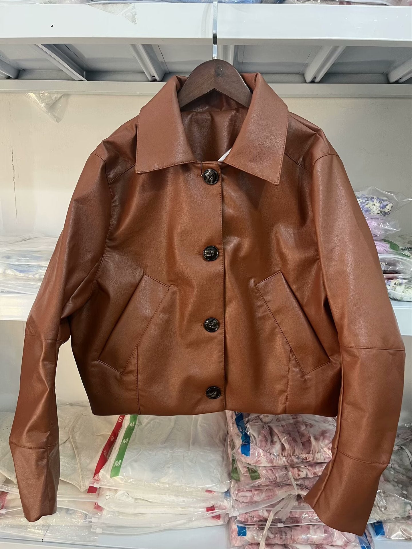 Damen Kunstlederjacke mit modernen Knopfdetails R&B