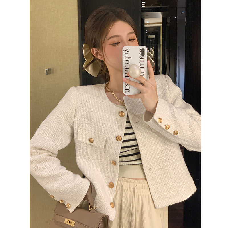 Damen Kurzblazer mit eleganten goldenen Knöpfen und modernem Schnitt