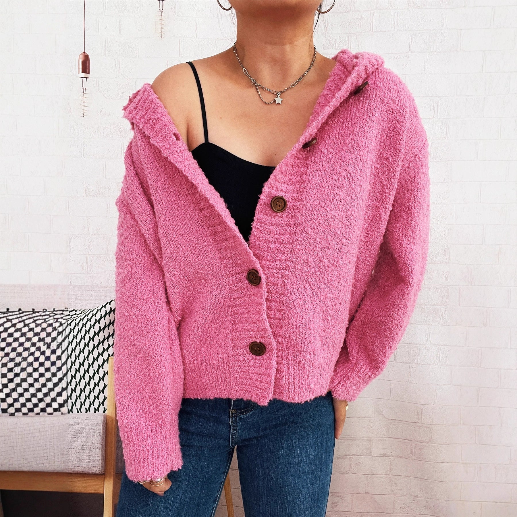 Damen kuschelige Strickjacke mit Kapuze und Knopfdetails R&B