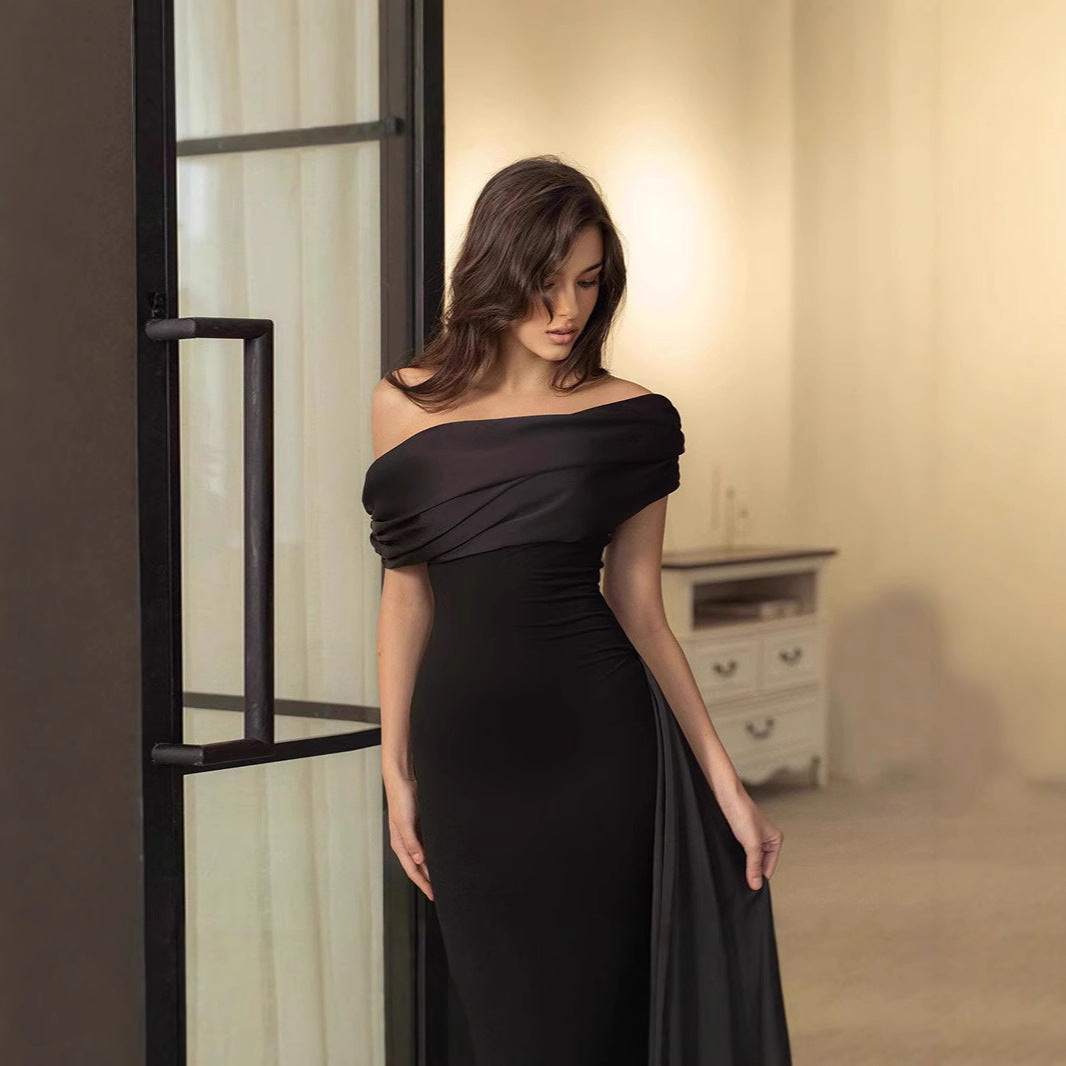 Damen Abendkleid mit elegantem Off-Shoulder-Design und figurbetontem Schnitt R&B