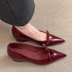 Damen spitze Pumps mit elegantem Schleifendetail und glänzender Oberfläche