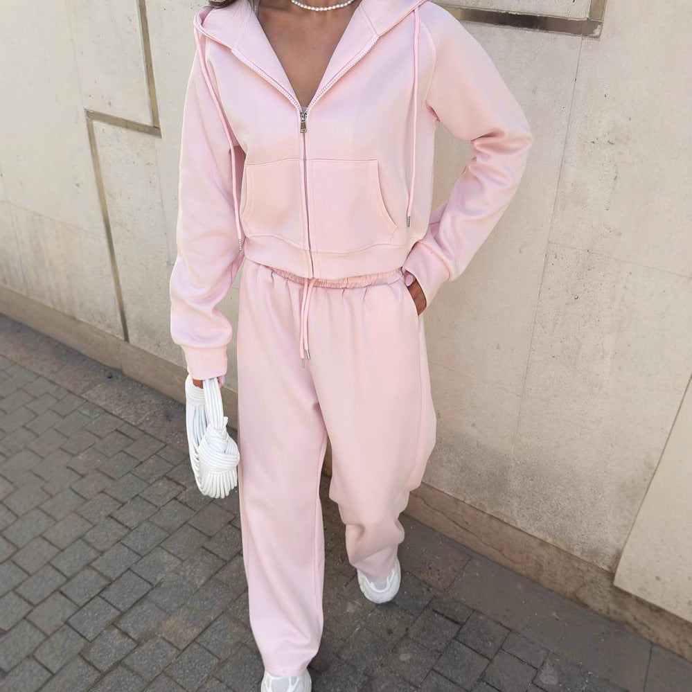 Damen Sportliches Outfit mit cropped Hoodie und weiten Jogginghosen R&B