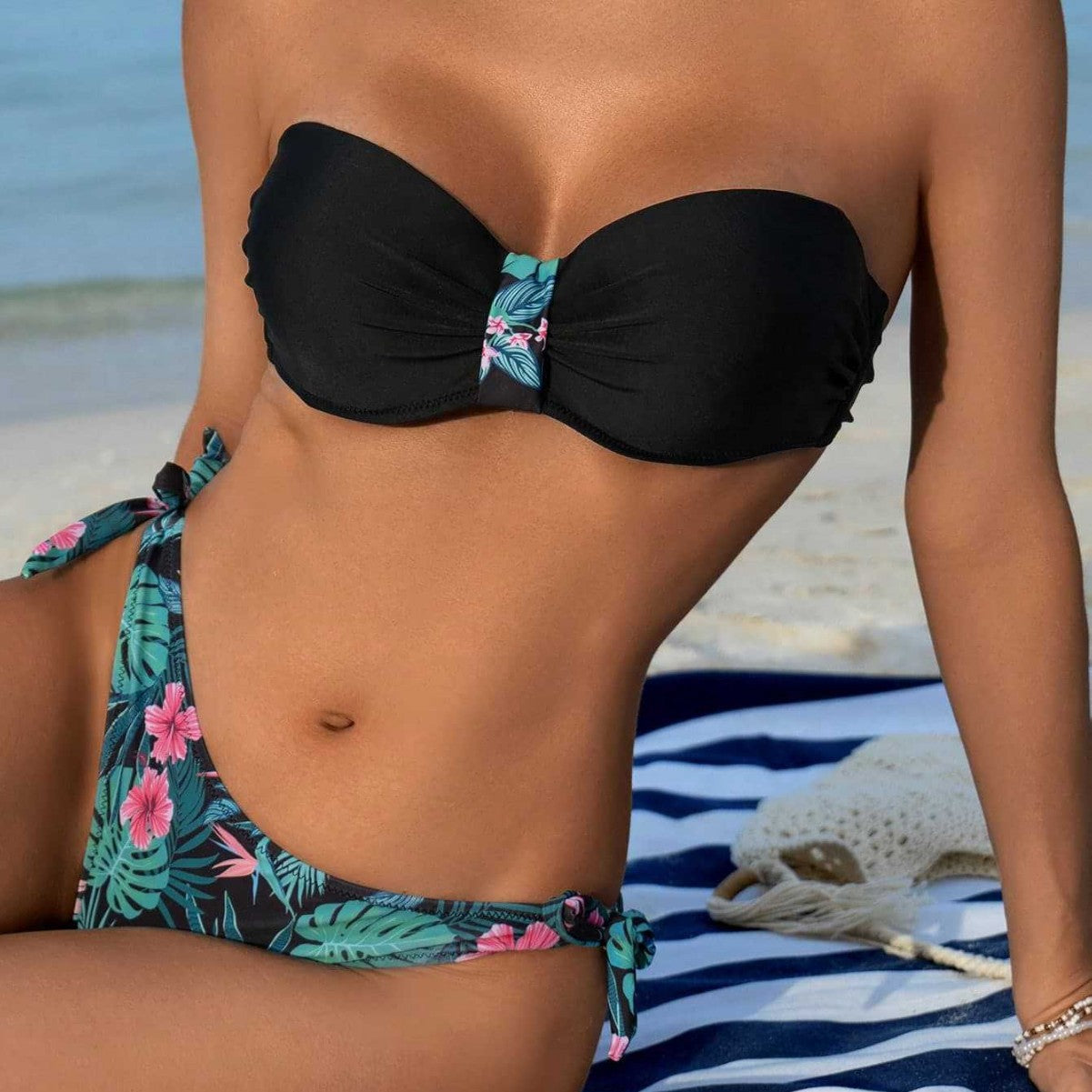 Damen Bandeau-Bikini mit floralen Akzenten