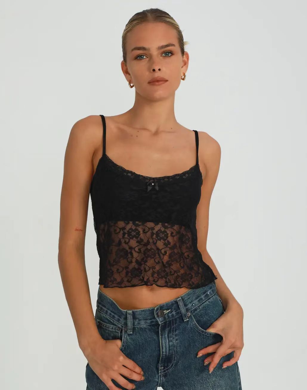 Damen Spitzen-Cami-Top mit zarter Blumenstickerei und feinen Trägern R&B