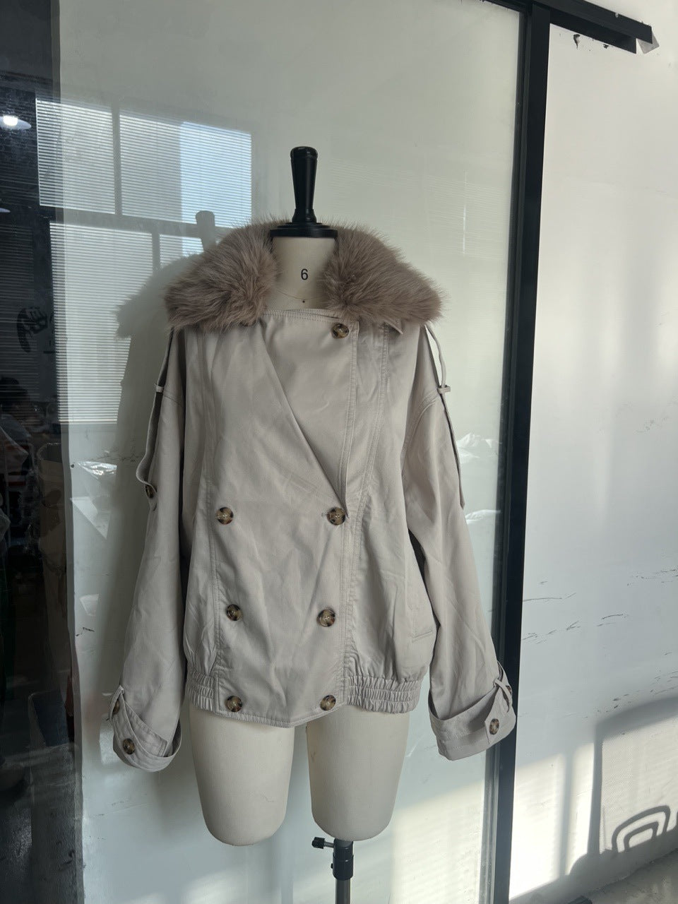 Damen Modische Outdoor-Jacke mit elegantem Kunstfellkragen R&B