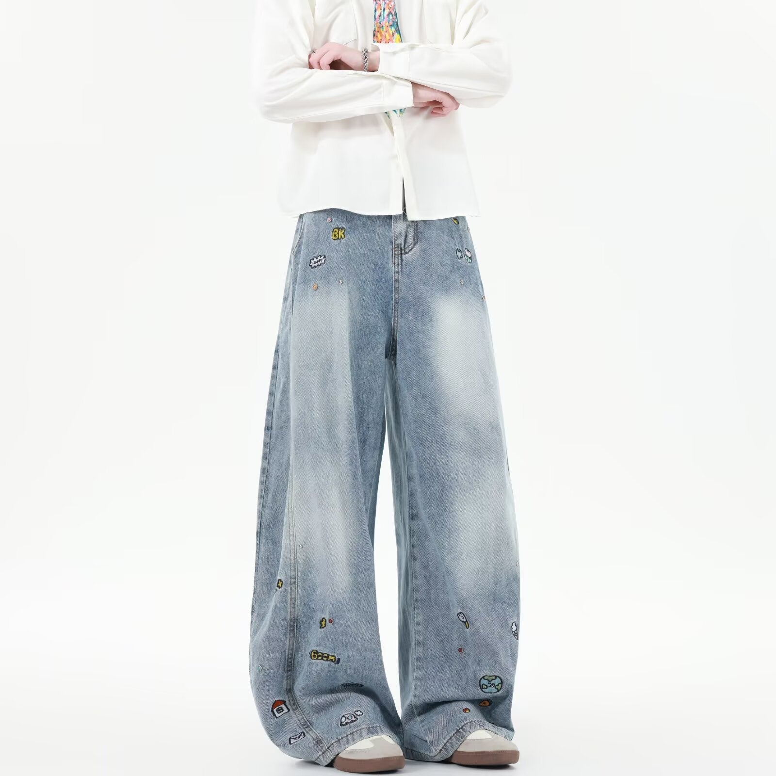 Damen Weit geschnittene Jeans mit bunten Stickereien