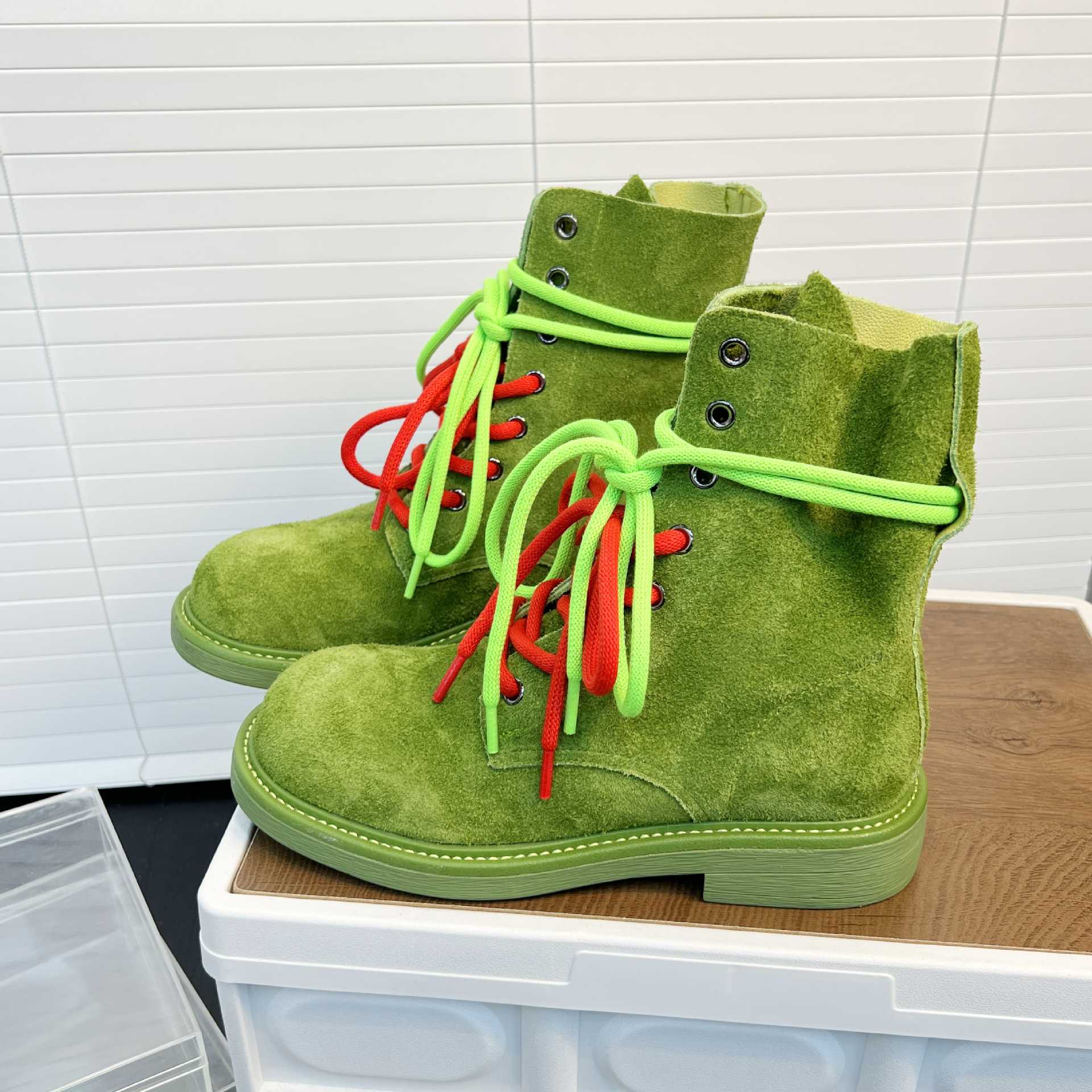 Damen modische Wildleder-Boots mit neonfarbenen Schnürsenkeln und robustem Profil R&B