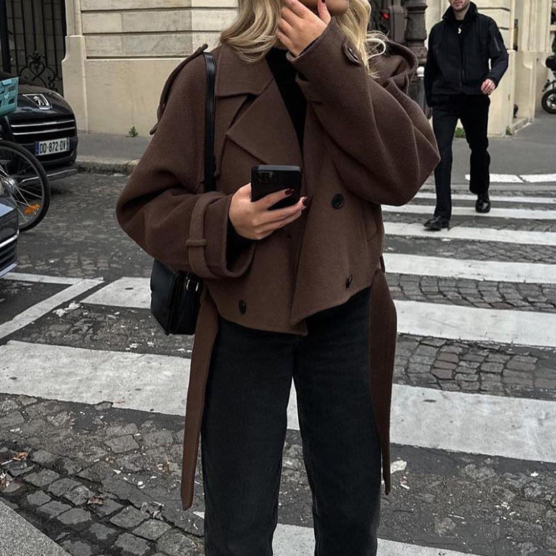 Damen Modischer Kurz-Trenchcoat mit großzügigen Klappentaschen und tailliertem Schnitt R&B