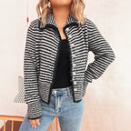 Damen gestrickte Kurzjacke mit modischem Streifenmuster und fluffigen Knöpfen R&B