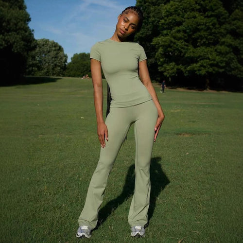 Damen sportliches Flared-Hosen Set mit figurbetontem Oberteil aus atmungsaktiven Materialien R&B
