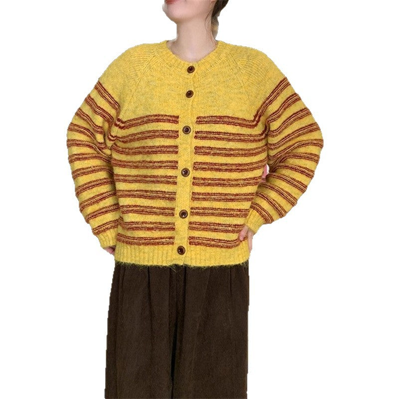 Damen Grobstrickjacke mit modernen Streifen und Knopfdetails R&B