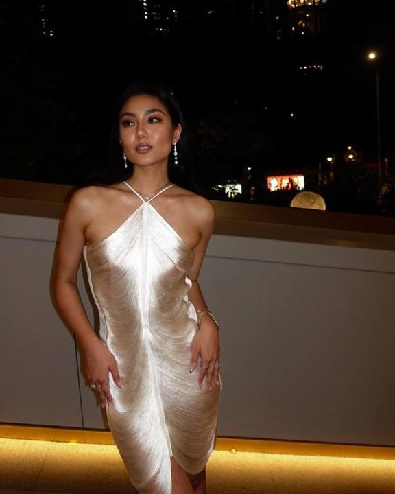 Damen Elegantes Partykleid mit verführerischem Schlitz und goldenen Akzenten R&B