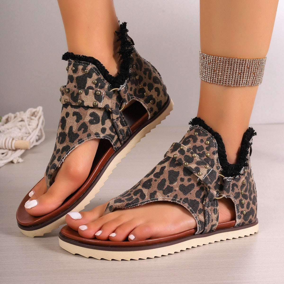 Damen modische Zehentrenner-Sandalen mit hochwertigem Kunstleder und dekorativen Nieten R&B