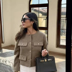 Damen kurzärmlige Utility-Jacke mit aufgesetzten Taschen und dekorativen Knöpfen R&B