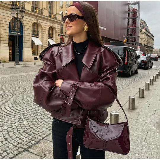 Damen modische Kunstlederjacke mit oversized Schnitt und auffälligen Schulterpartien R&B