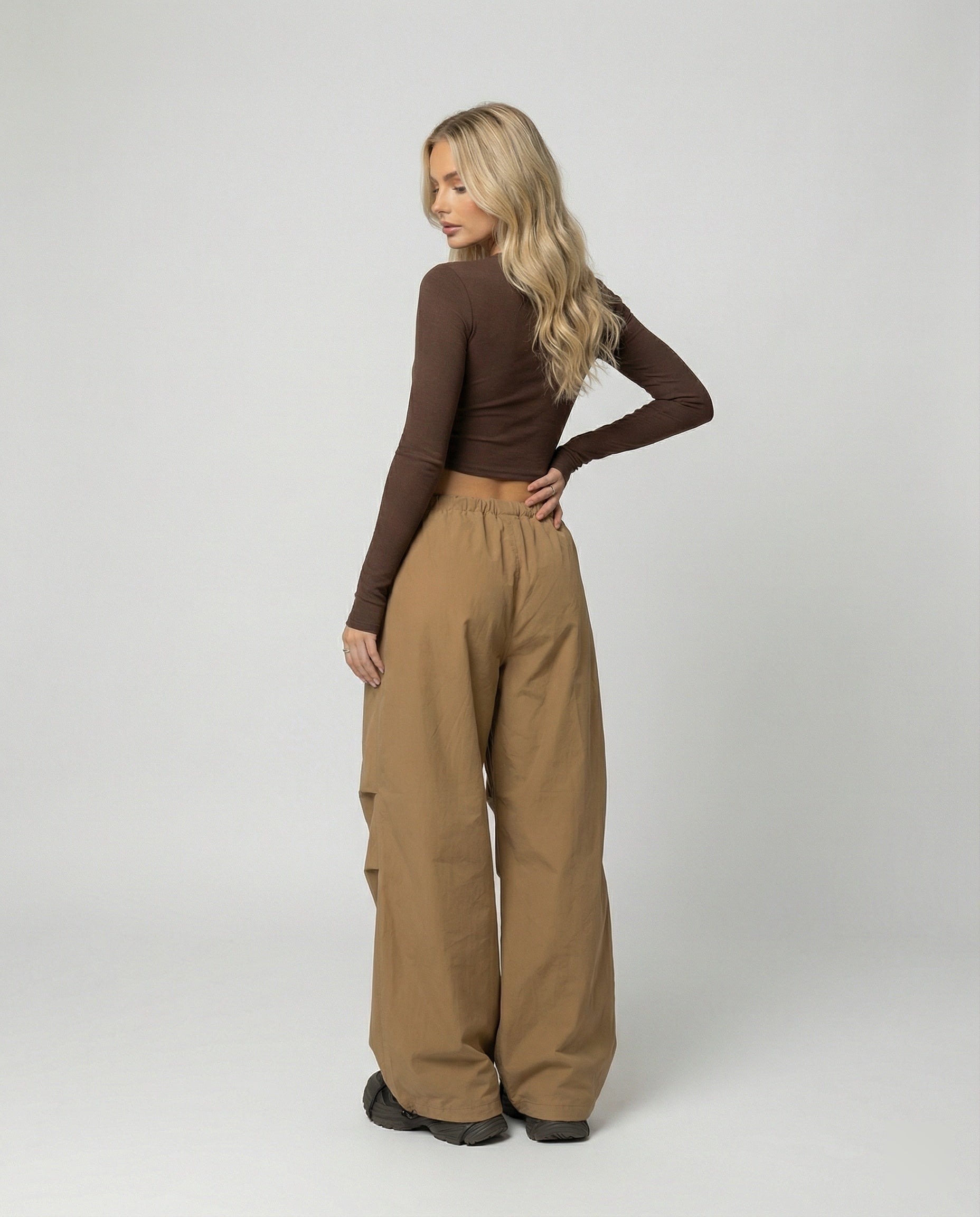 Damen hochgeschnittene extraweite Streetwear-Hose mit Tunnelzugbund, markanten Kniefalten und weitem Beinverlauf R&B