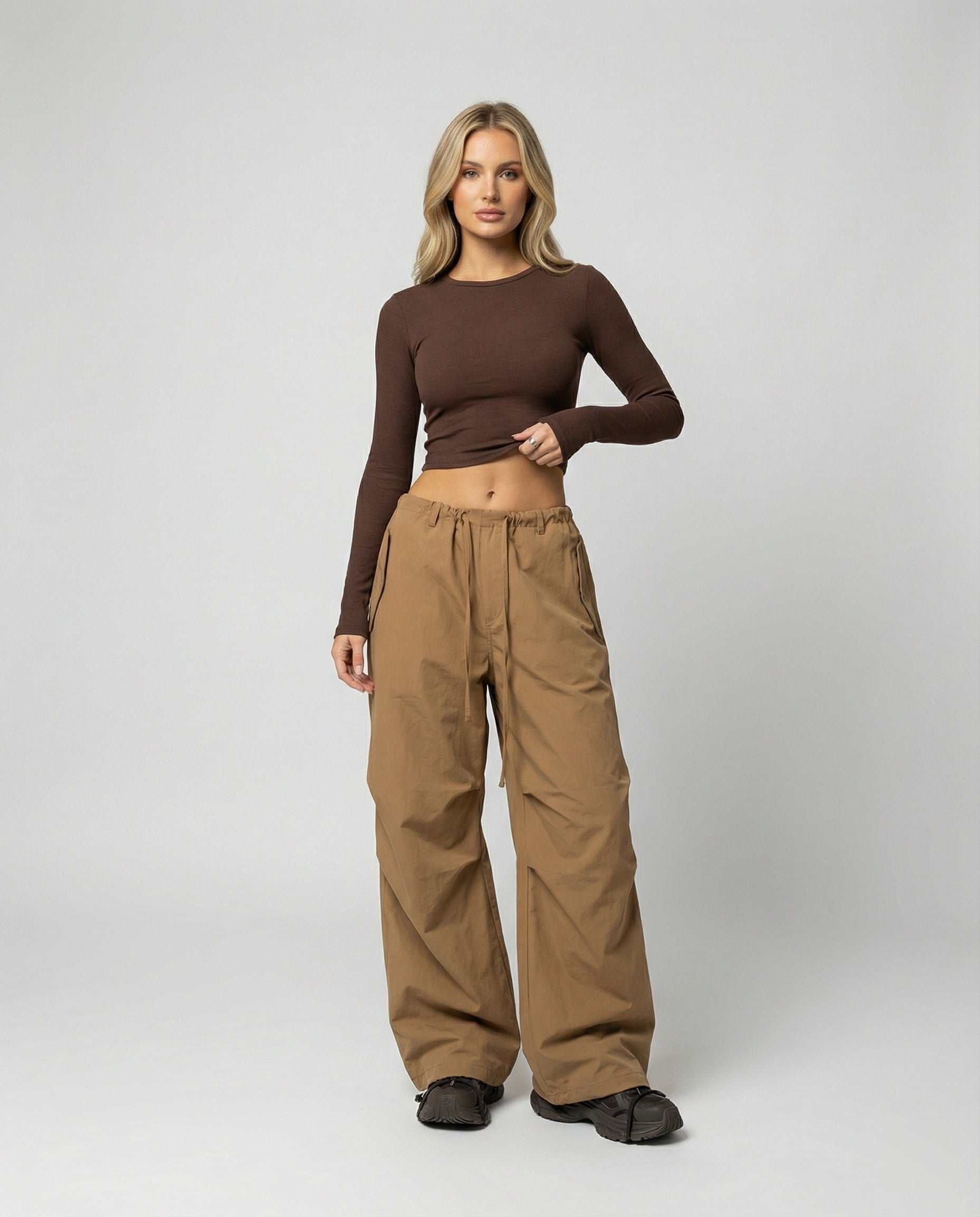 Damen hochgeschnittene extraweite Streetwear-Hose mit Tunnelzugbund, markanten Kniefalten und weitem Beinverlauf R&B