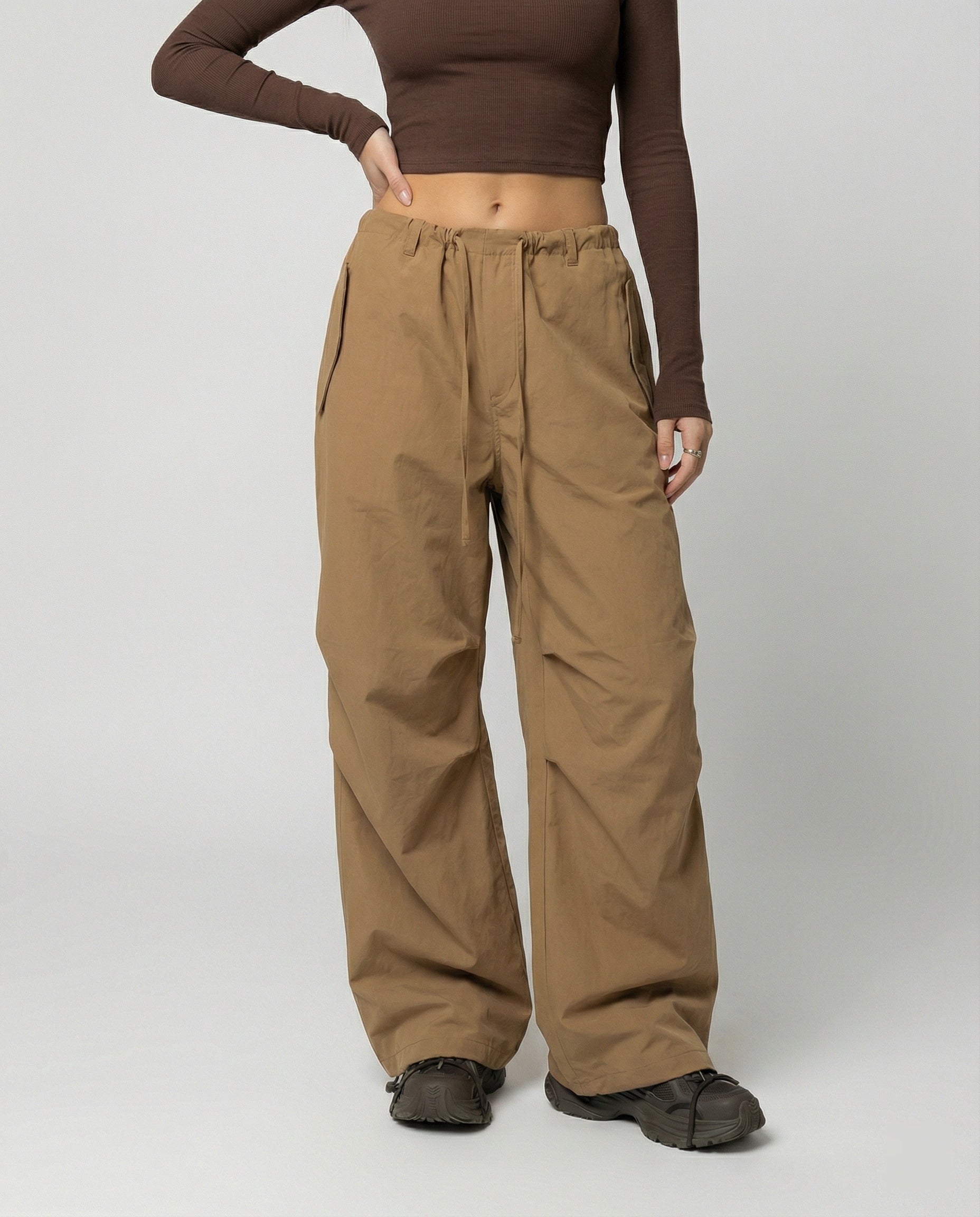 Damen hochgeschnittene extraweite Streetwear-Hose mit Tunnelzugbund, markanten Kniefalten und weitem Beinverlauf R&B