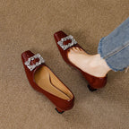 Damen elegante Pumps mit funkelndem Schmuckdetail